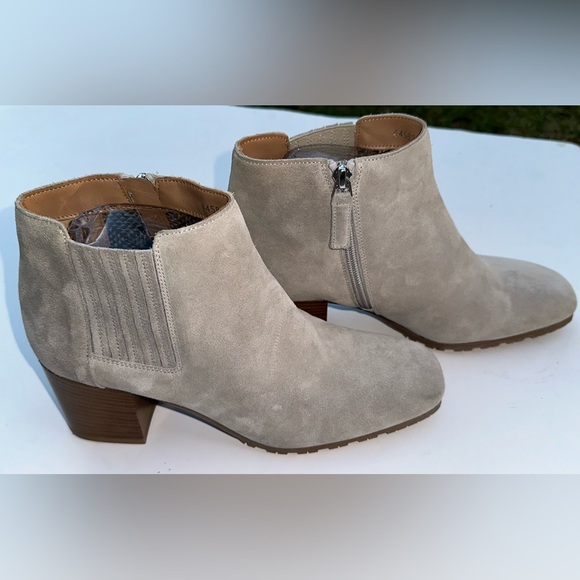 AQUATALIA Light Gray Suede Ankle Boots Size 8$495 Brand NEW Slip on